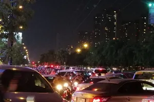 Xe đậu dưới biển cấm, giao thông đường Song Hành rối rắm