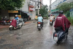 Toát mồ hôi khi qua đường Song Hành khu Thảo Điền