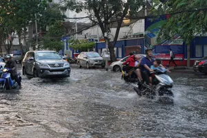 Người dân lại vất vả vì triều cường