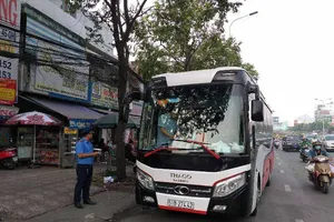 Phạt nhiều trường hợp dừng, đỗ xe sai gần cầu Sài Gòn