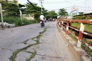 Cận cảnh đường Chiến Lược nứt toác gây nguy hiểm 