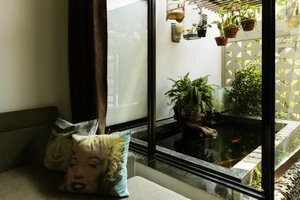 Thiết kế ấn tượng với hồ cá đáy kính tầng 2