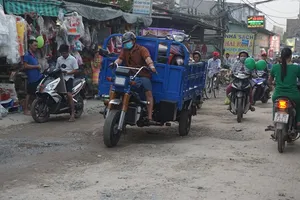 Sửa gấp 'con đường đau khổ' cho dân Bình Chánh