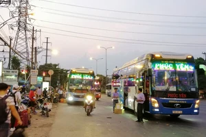 Cận cảnh loạt xe khách ngang nhiên 'vợt khách' dọc đường