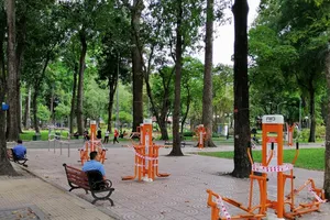 Cận cảnh công viên vắng vẻ vì COVID-19