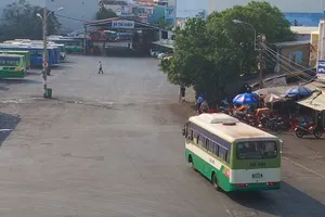 TP.HCM: Hai bến xe lớn thưa vắng trong ngày đầu hạn chế đi lại