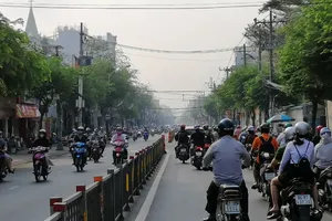 Đường sá TP.HCM tấp nập dù vẫn còn hạn giãn cách xã hội