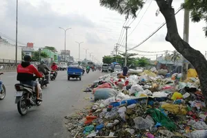 Bãi rác chình ình giữa quốc lộ 1A đoạn qua TP.HCM