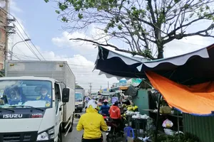 Đường Nguyễn Xí: Dân bày hàng bán ngay rào chắn công trình