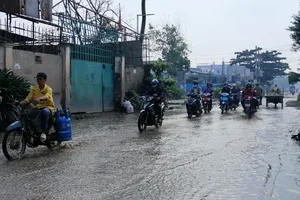 Đường tỉnh lộ 9 lầy lội sau cơn mưa