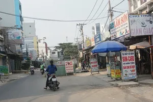 Xử lý ngay cọc bê tông chắn ngang đường Cao Lỗ 