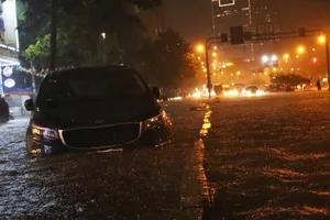 Lý giải nguyên nhân trận mưa gây ngập nặng tối 6-8 ở TP.HCM
