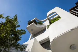 Ngôi nhà hai mặt tiền gây chú ý bởi những đường cong