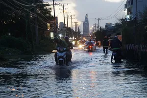 Triều cường đạt đỉnh, hàng loạt xe tắt máy giữa biển nước