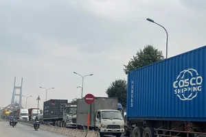 Kẹt xe kéo dài khu vực cầu Phú Mỹ