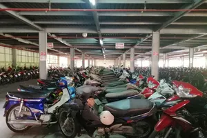 Cận cảnh xe vô chủ chất đống tại hai bến xe ở TP.HCM