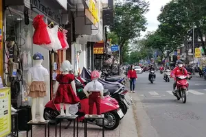 Cận cảnh vỉa hè bị lấn chiếm ở TP.HCM
