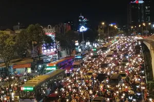 Kẹt xe nghiêm trọng ở ngã tư Hàng Xanh