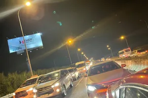 Kẹt xe kéo dài trên cao tốc TP.HCM - Dầu Giây