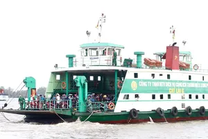 Phà Vàm Cống về TP.HCM bị hư hỏng nặng