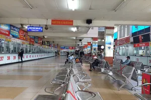 Cận cảnh bến xe vắng vẻ hiếm thấy ngày mùng 6 tết