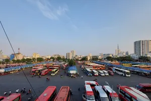 Ngày cuối nghỉ tết: bến xe đìu hiu, cao tốc ùn ứ