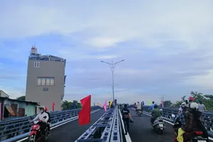 Khẩn trương lắp thêm biển cấm xe tải qua cầu An Phú Đông