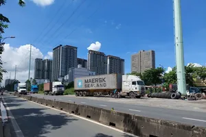 Mối nguy từ các điểm sửa xe tự phát khu vực cảng Cát Lái