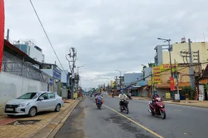 Đường Tô Hiệu trước và sau khi dời trụ điện giữa đường