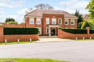 Cách hóa giải phong thủy cho ngôi nhà có đường đâm thẳng vào cổng 