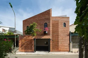 Ngôi nhà gạch mộc chống được lũ của 1 nhiếp ảnh gia