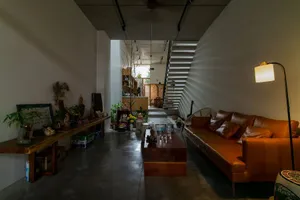 Ngôi nhà ẩn mình sau bóng cây sa kê 15 năm tuổi ở Sài Gòn