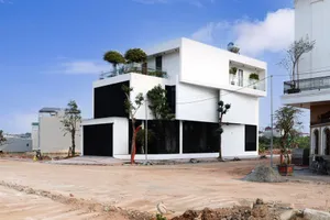 Nhà hướng tây 2 mặt tiền vẫn mát mẻ nhờ giải pháp ‘độc’