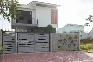 Ấn tượng với ngôi nhà có ‘bóng đèn’ từ giếng trời 