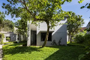 Ngôi nhà trên nền hoa vàng cỏ xanh