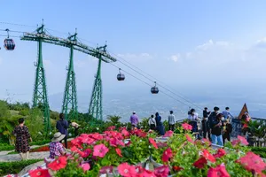 Cận cảnh núi Bà Đen ngày rằm tháng Giêng