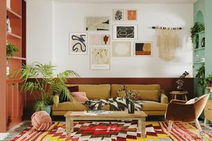 Căn hộ đầy màu sắc của vợ chồng trẻ trong ngành thời trang