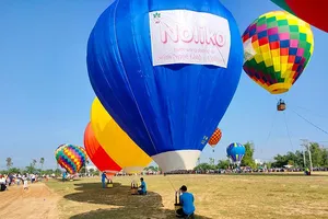 Nô nức ngày hội khinh khí cầu Kon Tum