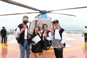 Du khách hào hứng trải nghiệm tour trực thăng ngắm TP.HCM từ trên cao đầu tiên