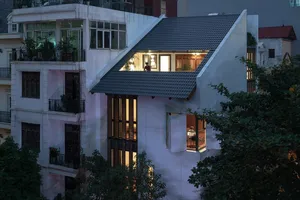 Ngôi nhà mái dốc nổi bật giữa góc phố Hà Nội