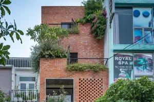 Nhà ống lấy sáng từ 'chiếc phễu' khổng lồ