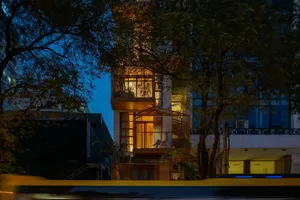 Căn hộ dịch vụ có mặt tiền lam gỗ ở TP.HCM