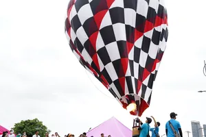 Người dân ùn ùn xem trình diễn khinh khí cầu dịp 2-9