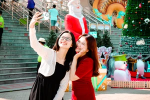 Giới trẻ đua nhau check-in ông già Noel 'khổng lồ'