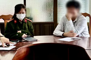 Thanh tra làm việc với 1 hướng dẫn viên Hàn Quốc hành nghề chui tại Đà Lạt