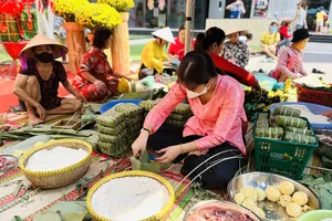 Dân chung cư ở TP.HCM rộn ràng gói bánh chưng đón tết