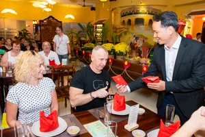 Khách Tây nhận lì xì trong hành trình tour 'Tây ăn Tết ta' tại TP.HCM