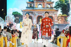 Lễ hội Áo dài TP.HCM hút khách quốc tế