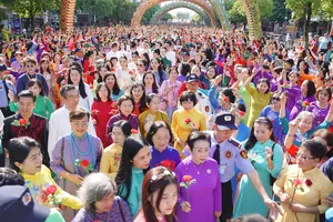 Hơn 5.000 người đồng diễn tại Lễ hội Áo dài TP.HCM lần thứ 10 