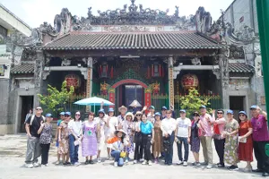 100 du khách trải nghiệm tour du lịch kích cầu tuy 'quen mà lạ' ở TP.HCM